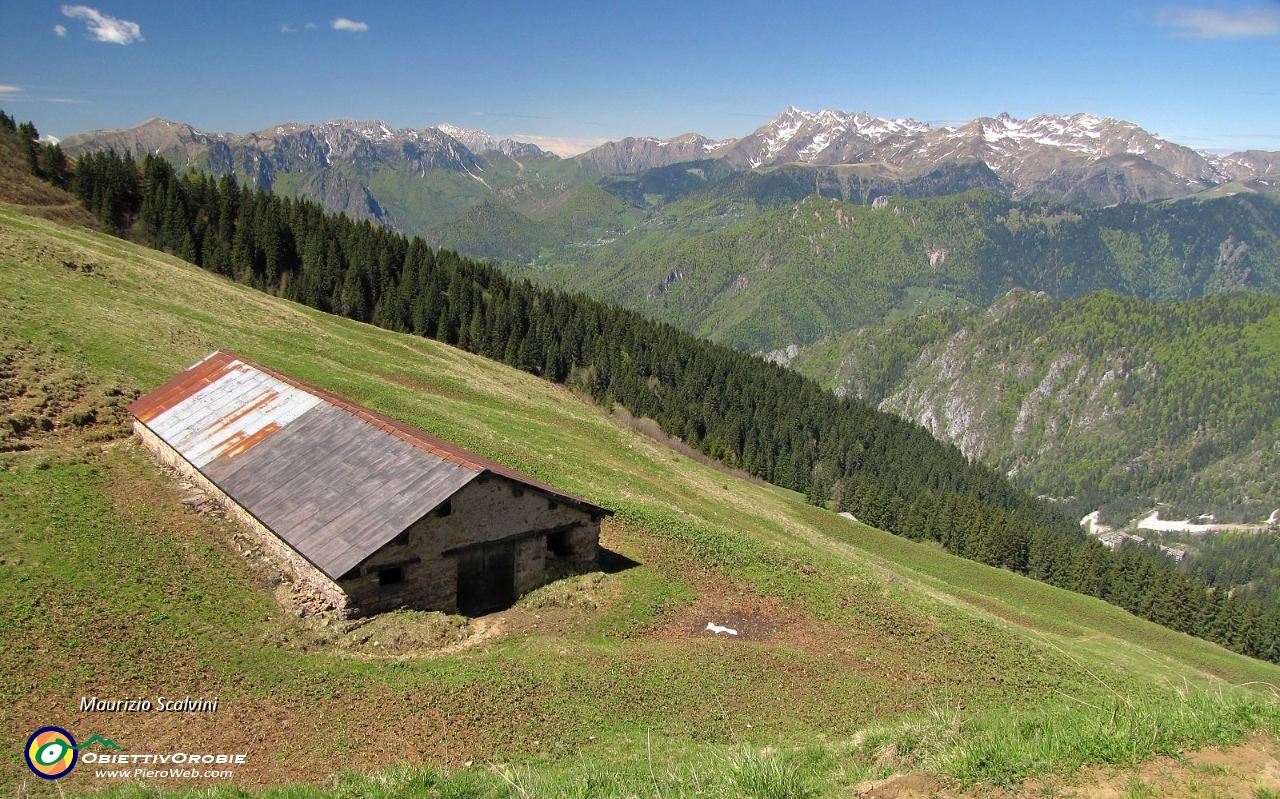 33 Panorama verso la Valle Brembana occidentale....JPG